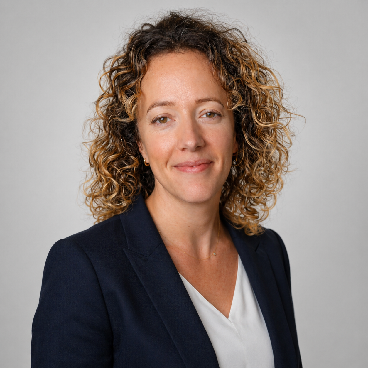 Professionnelle souriante lors d’une réunion constructive